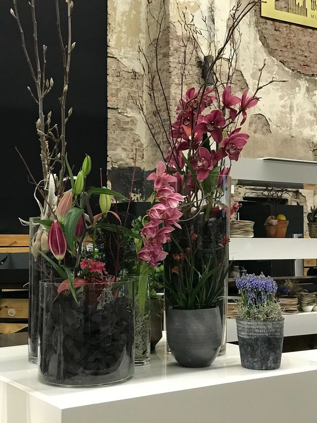 Stimmungsvolle Blumenkonzepte für Firmenfeiern, Messen & Galas – individuell, emotional & professionell umgesetzt.