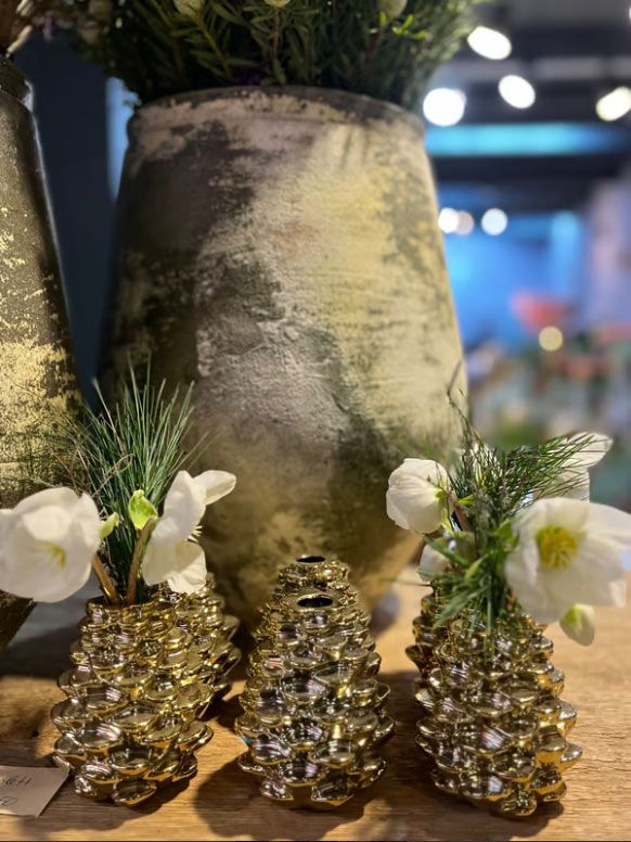 Goldener Zapfen mit hellen Blüten