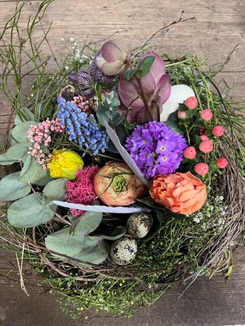 Nest mit frischen Blumen